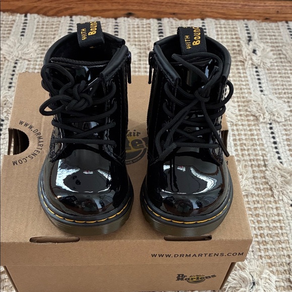 Dr. Martens Kids Glossy Black Boots - Picture 3 of 4